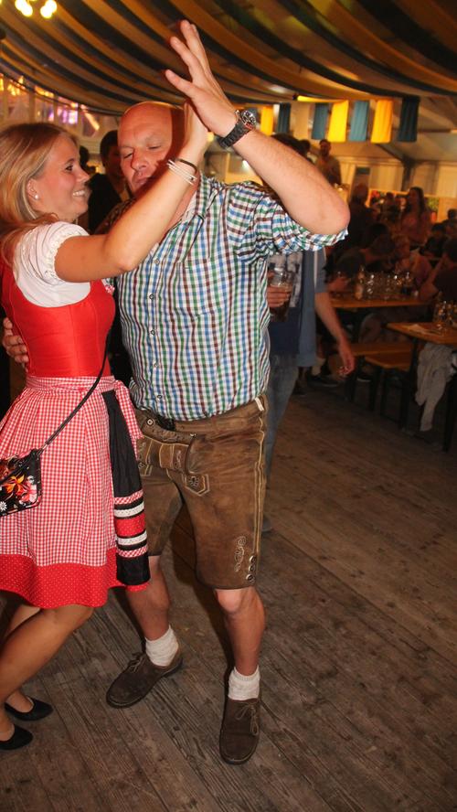 Zur Musik der "Hopfenstädter" wagte das ein oder andere Paar beim Abend der Betriebe auch mal ein Tänzchen.