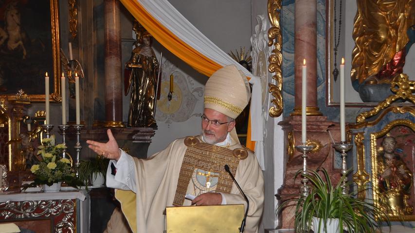 Es war sein erster Besuch in Göggelsbuch: Bischof Gregor Maria Hanke feierte gemeinsam mit den Gläubigen den 300. Weihetag der St. Georgskirche.