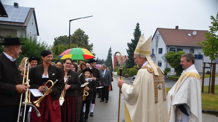 Es war sein erster Besuch in Göggelsbuch: Bischof Gregor Maria Hanke feierte gemeinsam mit den Gläubigen den 300. Weihetag der St. Georgskirche.