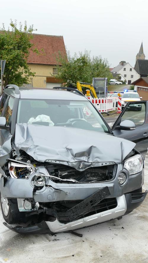 Schwerer Unfall bei Walting: Sechs Personen verletzt