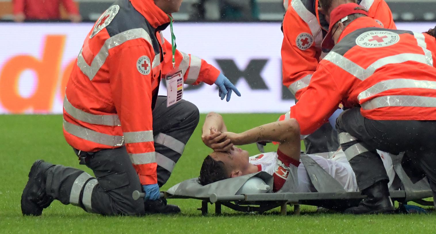 Für Augsburgs  Dominik Kohr sieht es nicht gut aus - die Vereinsverantwortlichen befürchten eine schlimme Verletzung.