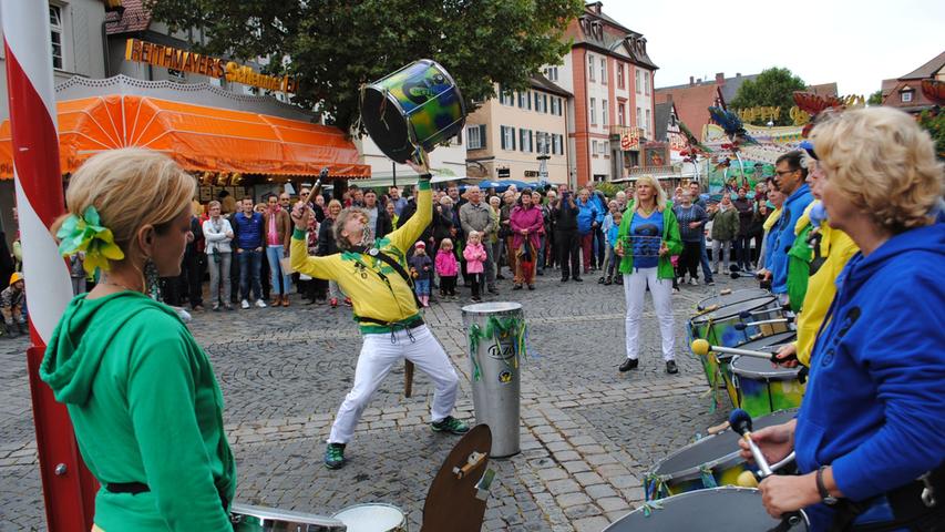 Regen und Samba bei der Kirchweih in Schwabach