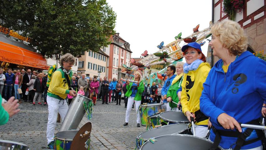 Regen und Samba bei der Kirchweih in Schwabach
