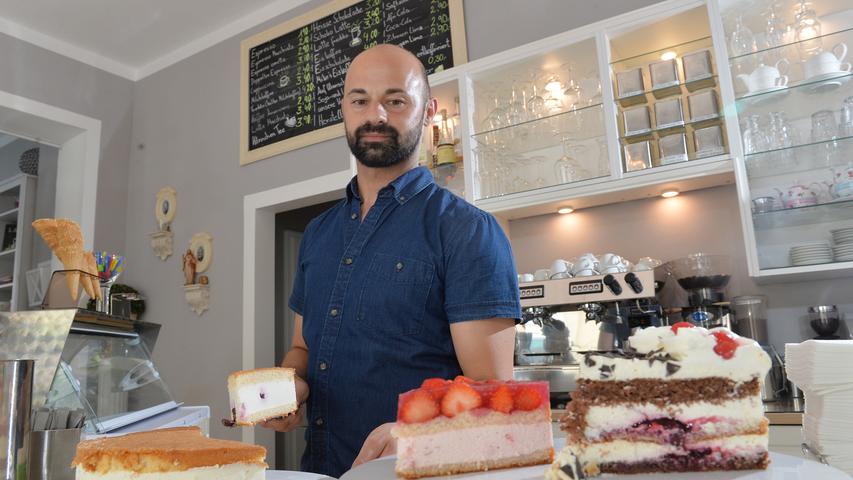 Her mit den leckeren Torten! Mike D' Ambrosio hat mit seinem Café in der Süd­stadt einen neuen Treffpunkt geschaffen.