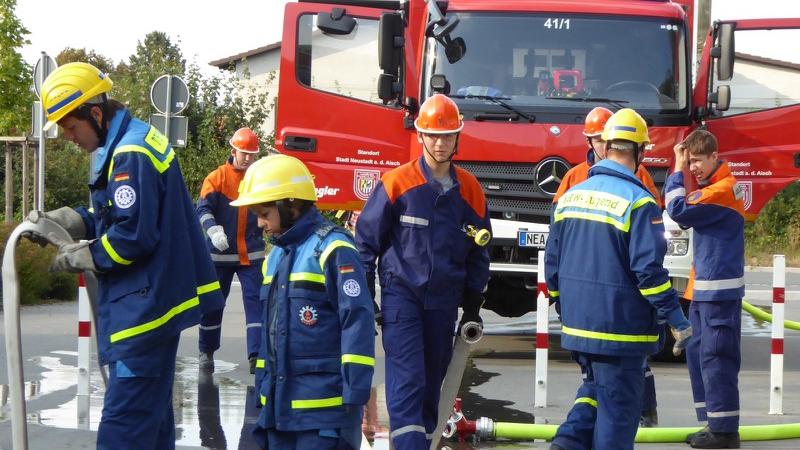 Die Zusammenarbeit der Jugendlichen von Feuerwehr und THW in gemischten Teams und auf unbekannten Fahrzeugen hat im 24-Stunden-Dienst erneut einwandfrei funktioniert. Die Zusammenarbeit der Jugendlichen von Feuerwehr und THW in gemischten Teams und auf unbekannten Fahrzeugen hat im 24-Stunden-Dienst erneut einwandfrei funktioniert.