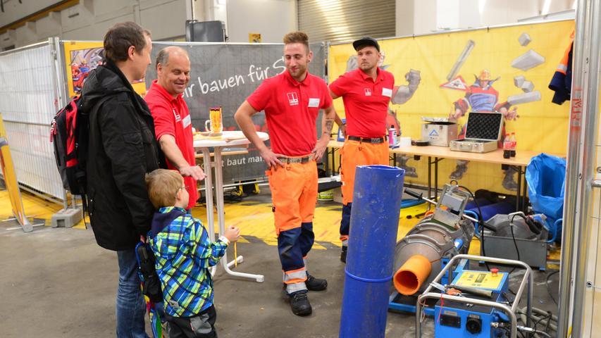 Mit Eifer war der Nachwuchs an den verschiedenen Stationen bei der Bauunternehmung Max Bögl am Testen und Probieren.