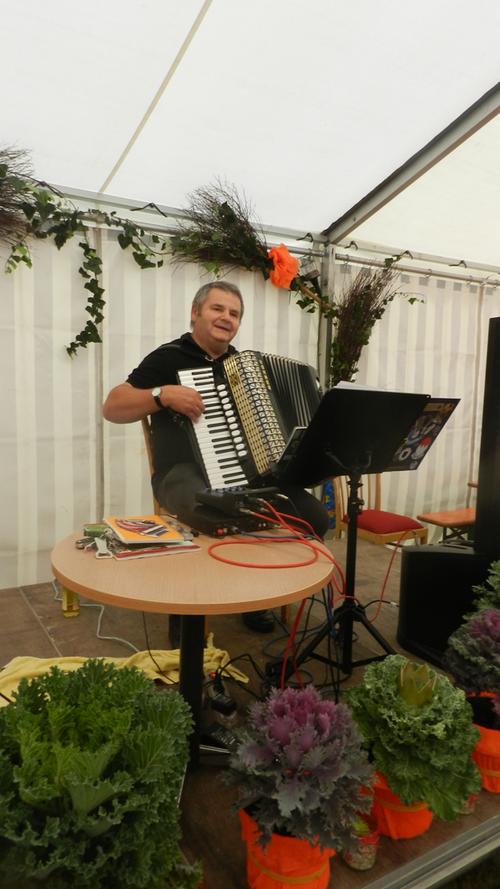 Werner Roth sorgte beim Heglauer Krautfest im Zelt für Musik.