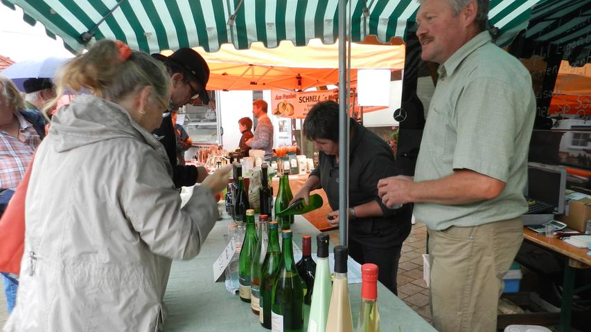 Zum Kraut passt selbstverständlich auch ein Glas Wein, weshalb  das Weingut Strebel & Popp aus Ipsheim seine Produkte auf dem Krautfest präsentierte.
