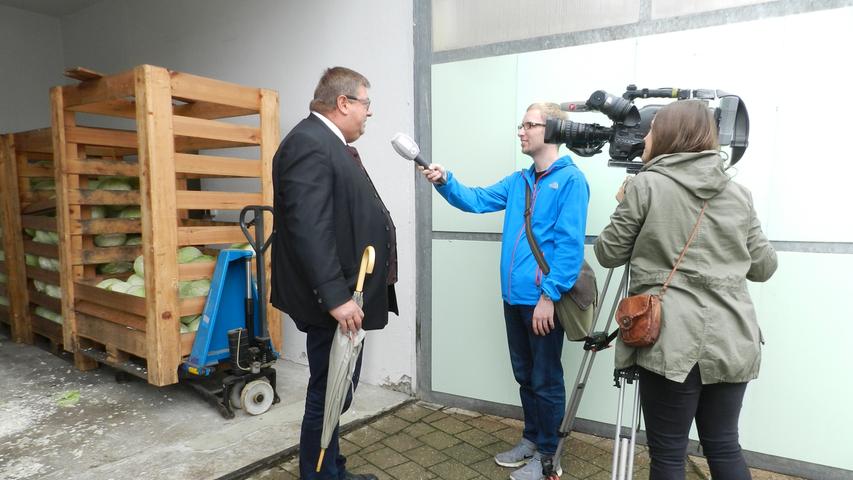 Merkendorfs Bürgermeister Hans Popp gab den Mitarbeitern des Franken Fernsehens anlässlich des Krautfestes in Heglau ein Interview.