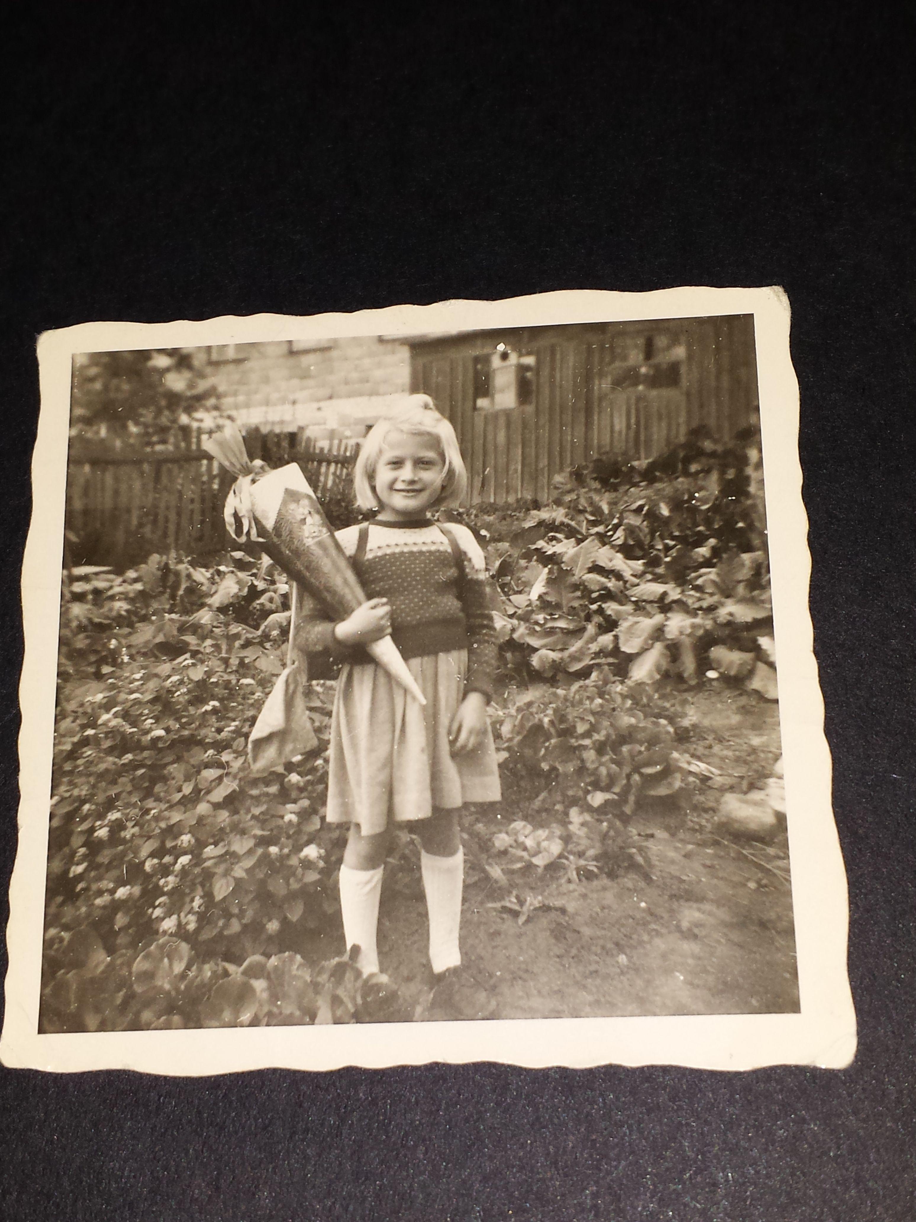 Gut gelaunt und offenbar voller Vorfreude präsentiert sich Renate Torphy an ihrem ersten Schultag.