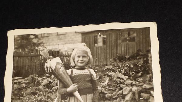 Gut gelaunt und offenbar voller Vorfreude präsentiert sich Renate Torphy an ihrem ersten Schultag.