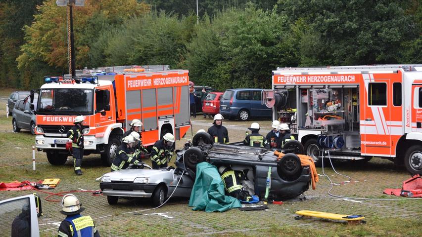 Menschenrettung nach einem schweren Verkehrsunfall: Rettungsspreitzer und Rettungsschere machen den Weg zu den Verletzten frei.