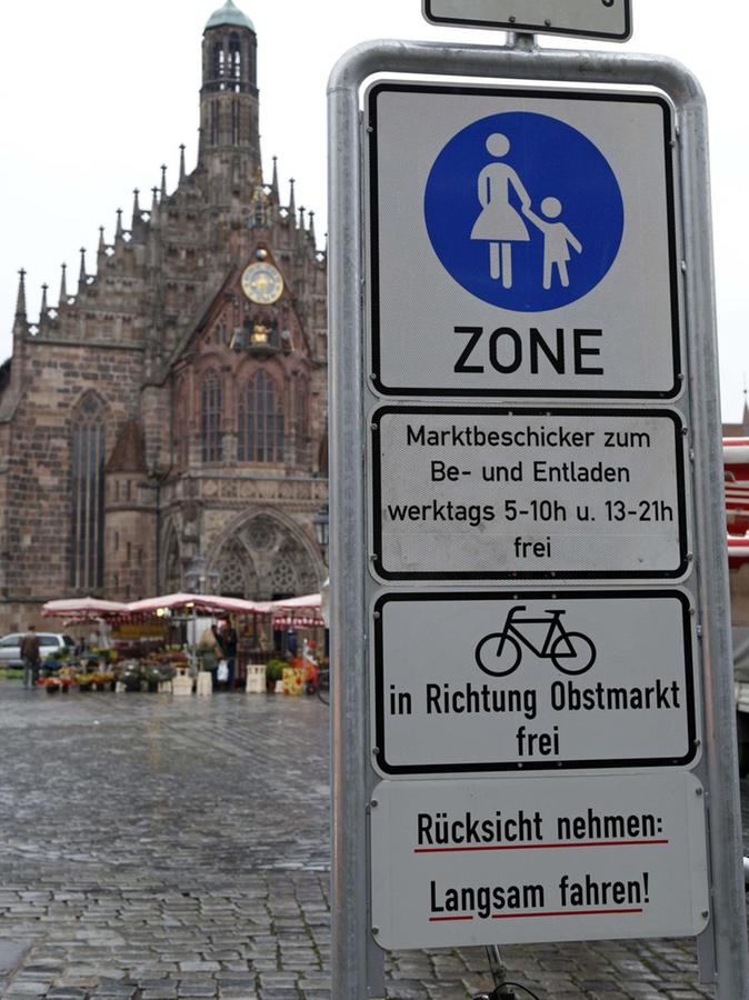 Schilder fordern: Radfahrer am Hauptmarkt absteigen!