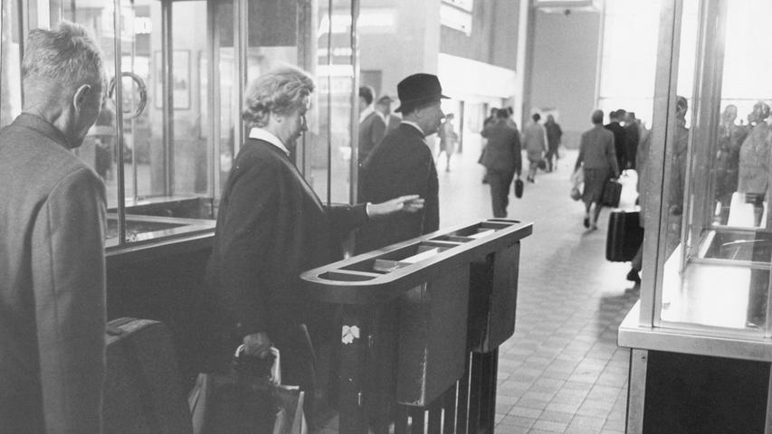 Die Zeit ohne Kontrolle ist am Sonntag vorbei: die Sperre am Nürnberger Hauptbahnhof wird wieder besetzt. Die Fahrgäste müssen beim Verlassen der Züge ihre Karten vorzeigen. Der Grund: Es gab  zahlreiche "blinde Passagiere".
  Hier geht es zum Artikel vom 23. September 1966: Zu viele "Kostgänger"