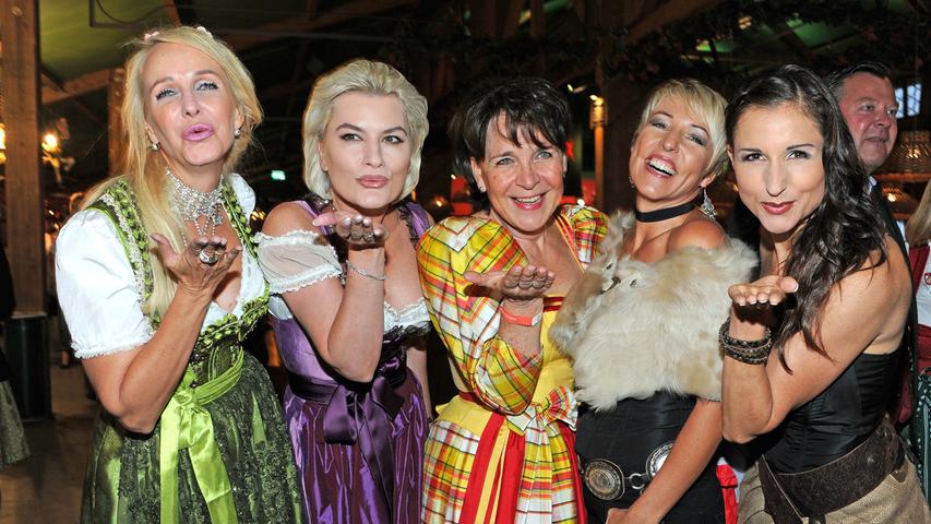 Die Sängerinnen Kristina Bach (von links), Kriemhild Siegel, Gerda Steiner, Alexandra und Anita Hofmann feierten auf der Promi-Wiesn im Weinzelt.
