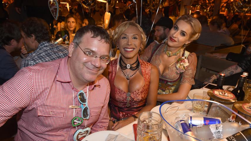 TV-Entertainer Elton (von links) lässt sich im Weinzelt mit Julia Prillwitz und Moderatorin Verena Kerth ablichten.
