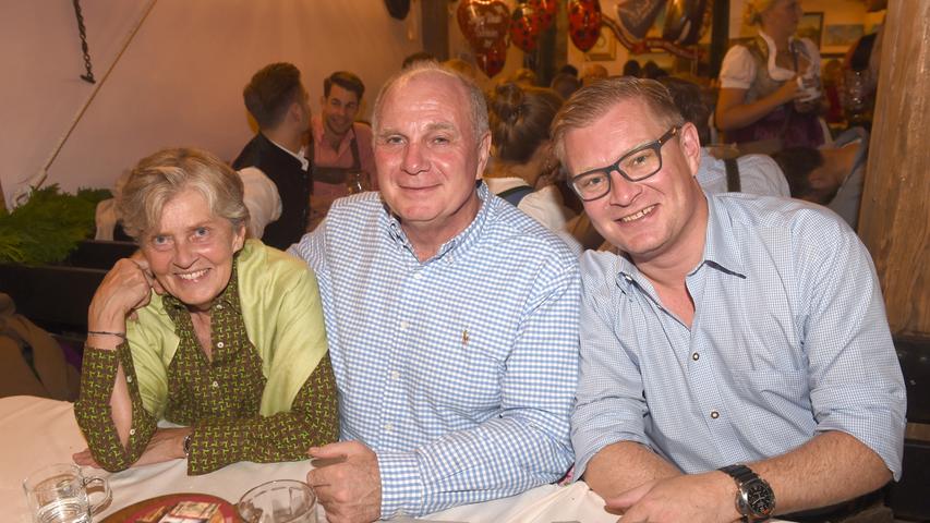 Endlich wieder Wiesn: Nach seiner Haftstrafe freute sich Uli Hoeneß auf das erste Oktoberfest in Freiheit. Mit Frau Susi und Sohn Florian gab's Bier und Brotzeit.
