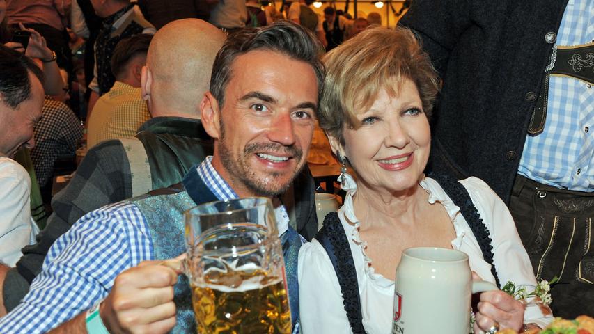 Hey, hey, heyyyy ... na dann, prost! Florian Silbereisen und Carolin Reiber stoßen mit dem Wiesn-Bier an.