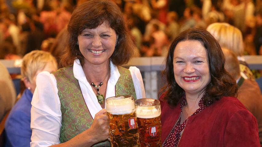 Streit in der Koalition? Von wegen, zur Wiesn-Zeit ist alles vergessen. Maßkrug in die Hand und ab aufs Foto. So wie Ilse Aigner (CSU) und Andrea Nahles (SPD) beim Auftakt.