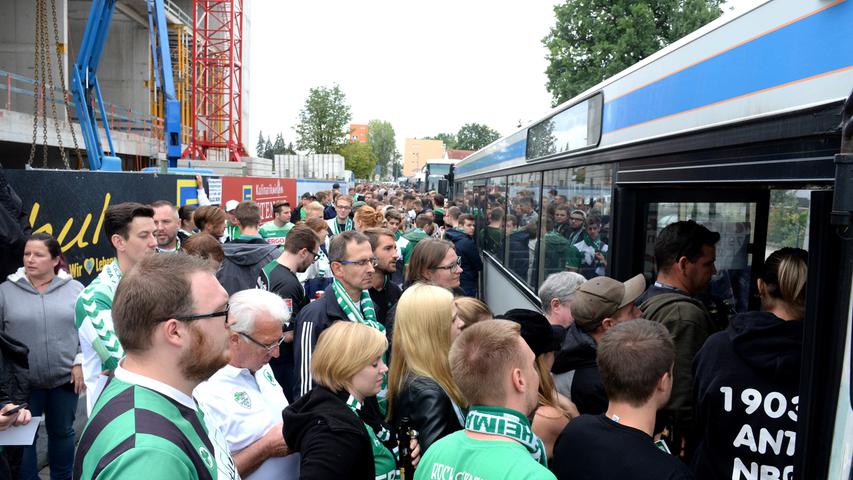 Die Kleeblatt-Fans in  Fürth: Per Bus-Konvoi zum Frankenderby