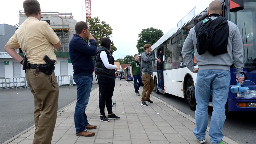 Die Kleeblatt-Fans in  Fürth: Per Bus-Konvoi zum Frankenderby