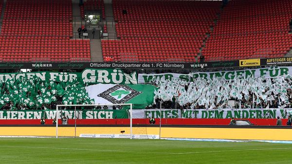 Auf der anderen Seite gefallen die Kleeblatt-Fans mit grünen und weißen Fahnen. Dazu der Spruch: "Wir singen für grün. Wir springen für weiß. Wir eskalieren, wenn sich eines mit dem anderen vereint".