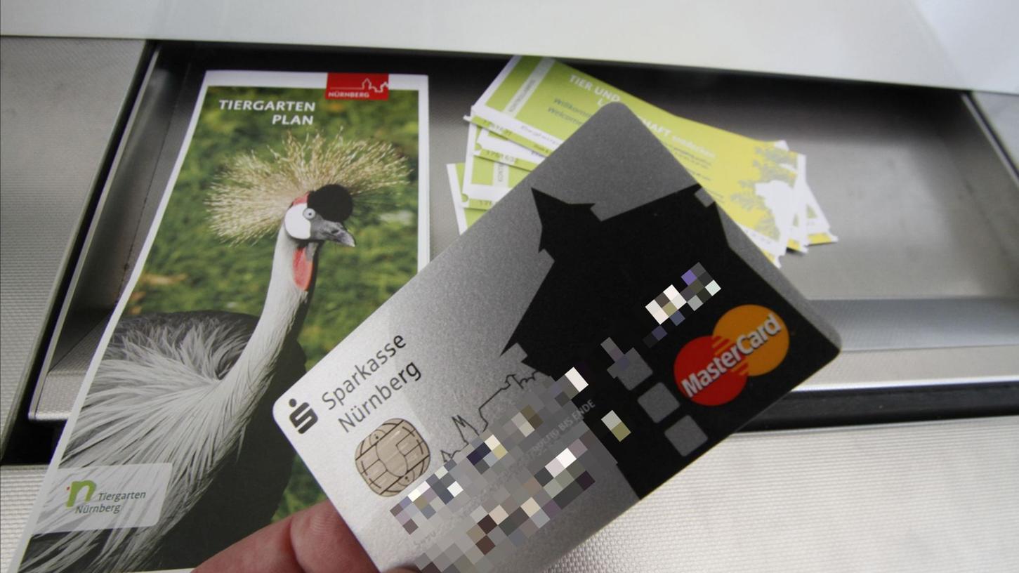 Nicht überall kann man mit Kreditkarte zahlen. Zum Beispiel im Nürnberger Tiergarten sieht's düster aus, wenn man nur Plastikgeld in der Tasche hat.