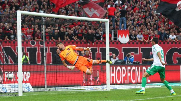 Doch Treffer von Serdar Dursun und Daniel Steininger ließen den Club im Derby in ein noch tieferes Leistungsloch fallen. Der späte Anschlusstreffer von Guido Burgstaller in der Nachspielzeit konnte den FCN nicht mehr retten.