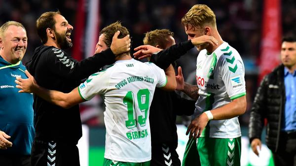 Während das Kleeblatt mit 2:1 die Oberhand im 261. Frankenderby behielt, stürzte den Club auf den letzten Tabellenplatz.
