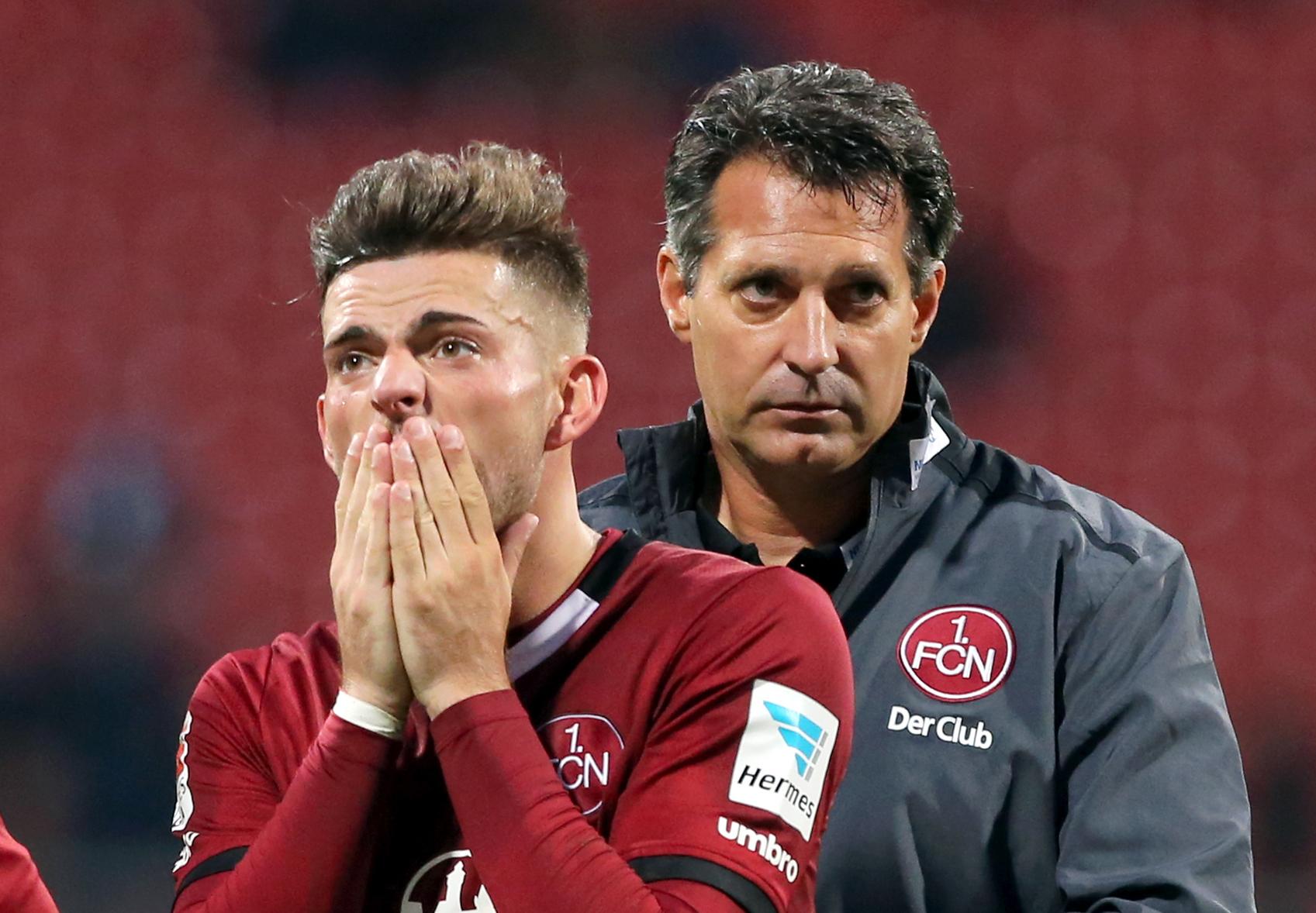 Doch auch im Derby war die Enttäuschung groß. Mit 1:2 verlor der Club das Heimspiel gegen die SpVgg Greuther Fürth, mit der Niederlage rutschte das Team von Alois Schwartz auf Rang 18 ab. "Wir haben den Gegner reingedrückt, hatten bis zur Pause 9:0 Ecken", resümierte Schwartz nach der Partie. Ärgerlich für den Trainer, dass es die alte Bolzplatzregel "Drei Ecken sind ein Elfmeter" nicht in die 2. Bundesliga geschafft hat.