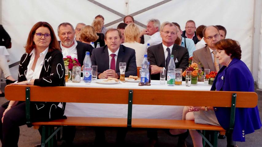 Die Unternehmerfamilien freuten sich über die Glückwünsche und Bundesminister Christian Schmidt (Hintergrund r.) und MdL Hans Herold (Mitte).