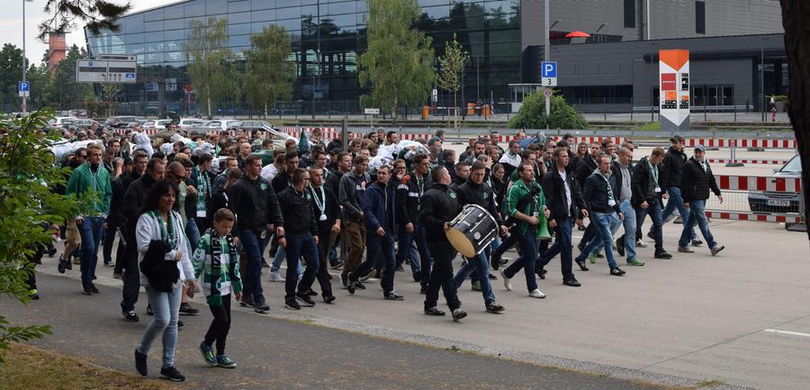 Ab zum Derby! Marsch der Fürther Ultras - Clubfans vor dem Stadion