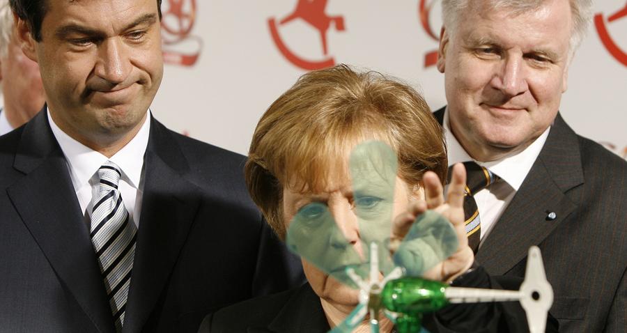 Nachdem Söder sich in den Wochen vor seinem Amtsantritt am 16. März bewusst mit polarisierenden Äußerungen zurückhielt, ist er im Asylstreit wieder in seinem Element angekommen. "Wir können jetzt nicht zusätzliche Schattenhaushalte auf den Weg bringen oder versuchen, die Stabilität der Währung aufzuweichen", sagte der CSU-Politiker. Er warnte Angela Merkel davor, europäische Finanz- und Asylpolitik zu vermischen. Es könne nicht sein, dass die Kanzlerin versuche, andere europäische Länder mit finanziellen Zusagen zu einer Zusammenarbeit in Asylfragen zu bringen. "Beides sind zwei unterschiedliche Bereiche." Einen direkten Zusammenhang mit der Landtagswahl und der Asyldebatte weist Söder zudem kategorisch von sich. Ihm bereite nicht eine einzelne Wahl Sorge, sagte er im ZDF. Er mache sich Sorgen um die Demokratie in Deutschland.