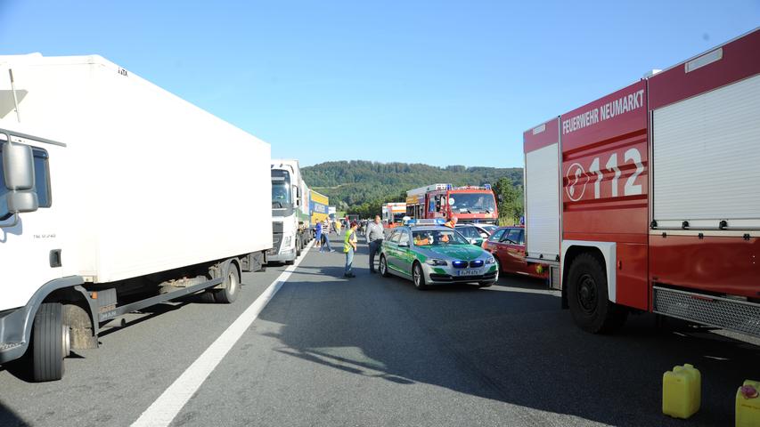 Schwerer Verkehrsunfall am Stauende: Ein Lastwagenfahrer fährt auf einen anderen Lkw auf; seine Ladung, tiefgefrorener Schweinespeck, verteilt sich über die ganze Fahrbahn.