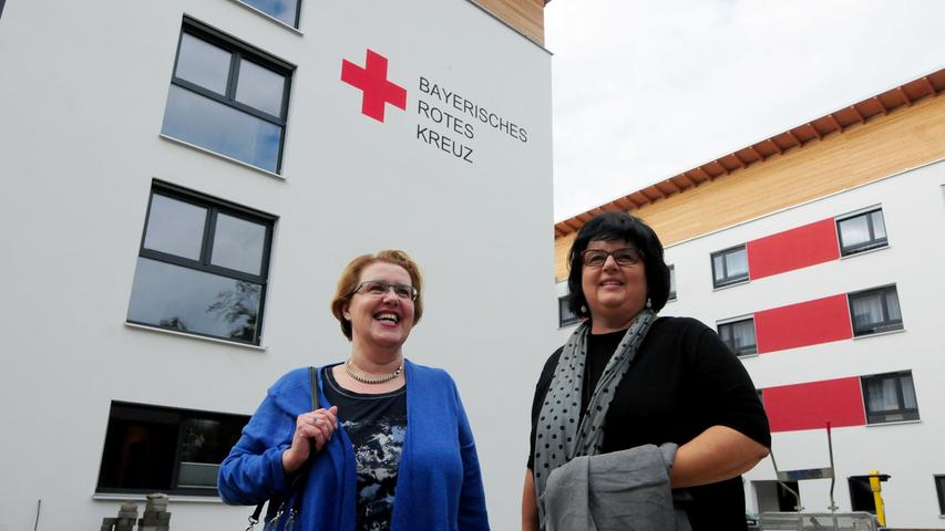 Jetzt geht es um die Details: Die BRK-Kreisgeschäftsführerin Birgit Kastura (li.) und Einrichtungsleiterin Karin Amon vor dem Altenheim-Neubau in der Jahn-Straße.