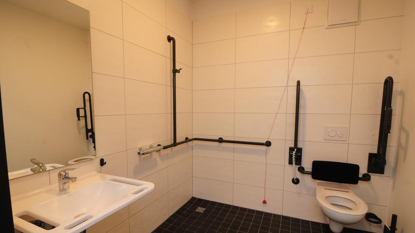 In den R-Zimmern ist auch das Bad speziell für Rollstuhlfahrer ausgestattet.
