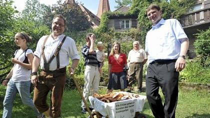 Brezeln im Pfarrgarten: Mit ihrer Auftaktveranstaltung am vergangenen Wochenende hatte die evangelische Kirchengemeinde Vach vollen Erfolg. Heute geht es mit einem Straßenfest weiter. Brezeln im Pfarrgarten: Mit ihrer Auftaktveranstaltung am vergangenen Wochenende hatte die evangelische Kirchengemeinde Vach vollen Erfolg. Heute geht es mit einem Straßenfest weiter.