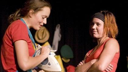 Kleines Hascherl trifft auf großspurige Selfmade-Frau Kleines Hascherl trifft auf großspurige Selfmade-Frau