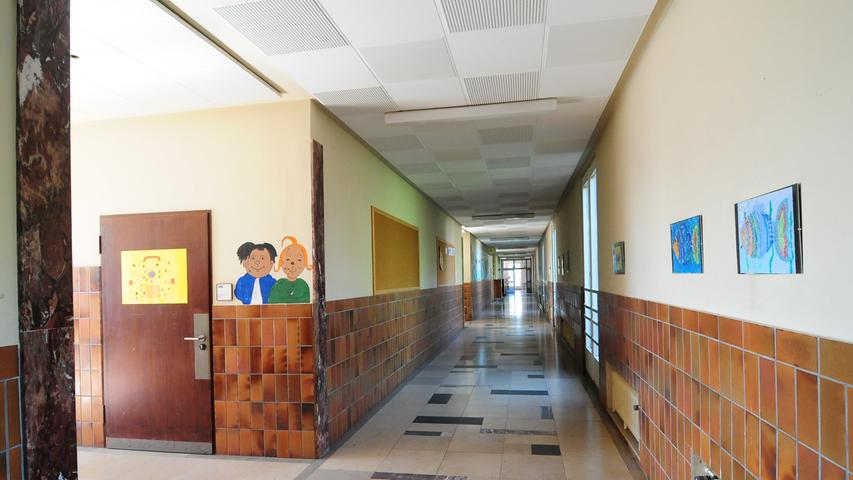 Zur Sanierung gehört auch, dass die Schule innen umgestaltet wird. Aus den Garderobennischen zum Beispiel werden kleine Zusatzräume.