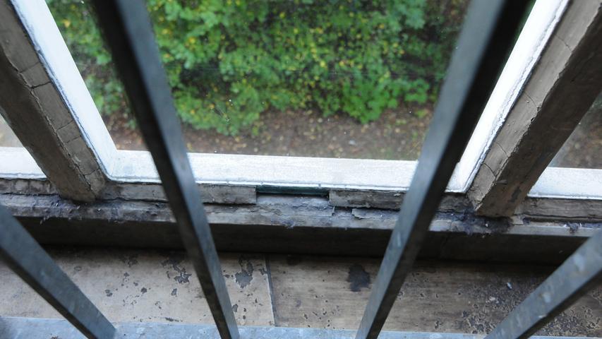 Die energetische Sanierung beinhaltet unter anderem den Austausch der Fenster, die Dämmung des Dachs und natürlich wird die Heizung komplett erneuert.