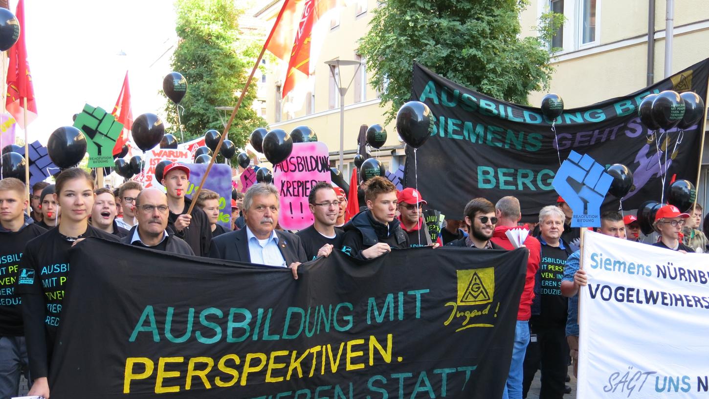 250 Siemens-Azubis bieten den Sparmaßnahmen von Siemens die Stirn. Mit Plakaten und Trillerpfeifen protestierten sie am Nürnberger Aufseßplatz.
