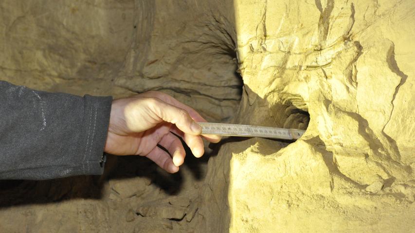 Teilweise reichen die Bohrlöcher über einen Meter tief in den Sandstein.