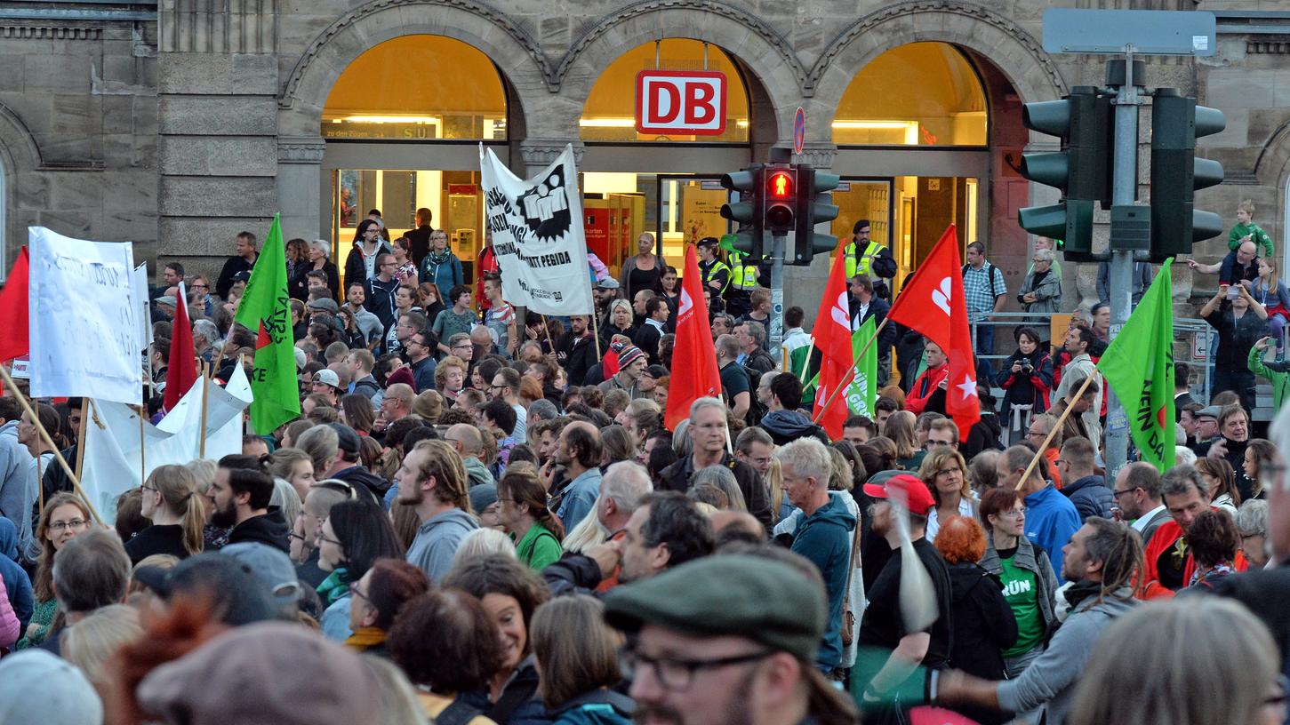 Vor dem Hauptbahnhof hatte sich am Abend eine große Menschenmenge versammelt, um den wenigen Pegida-Anhängern zu demonstrieren, dass sie in der Kleeblattstadt unerwünscht sind.