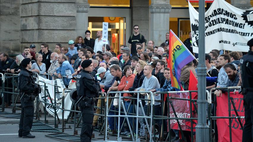 DATUM: 22.09.2016..RESSORT: Lokales ..FOTO: Horst Linke ..MOTIV: Demonstration gegen einen Pegida-Aufmarsch auf dem Fürther Bahnhofsplatz..