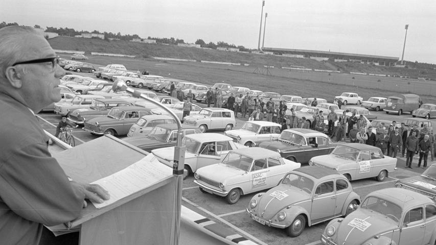 Mit dem Auto und für das Auto protestierten auf dem Norisring etwa 400 Pkw-Fahrer gegen die von der Bundesregierung geplante Kürzung der Kilometer-Pauschale für Fahrten zwischen Wohnung und Arbeitsplatz.
  Hier geht es zum Artikel vom  25. September 1966: Protest für den Wagen