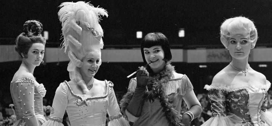 Kunstvolle Frisuren demonstriert Chefmaskenbildner Arno Häfner (von links nach rechts): eine Renaissance-Dame, Marie Antoinette, die Modelinie der 20er Jahre und eine Rokokodame.
 
  Hier geht es zum Artikel vom 27. September 1966: Bezaubernde Frisuren