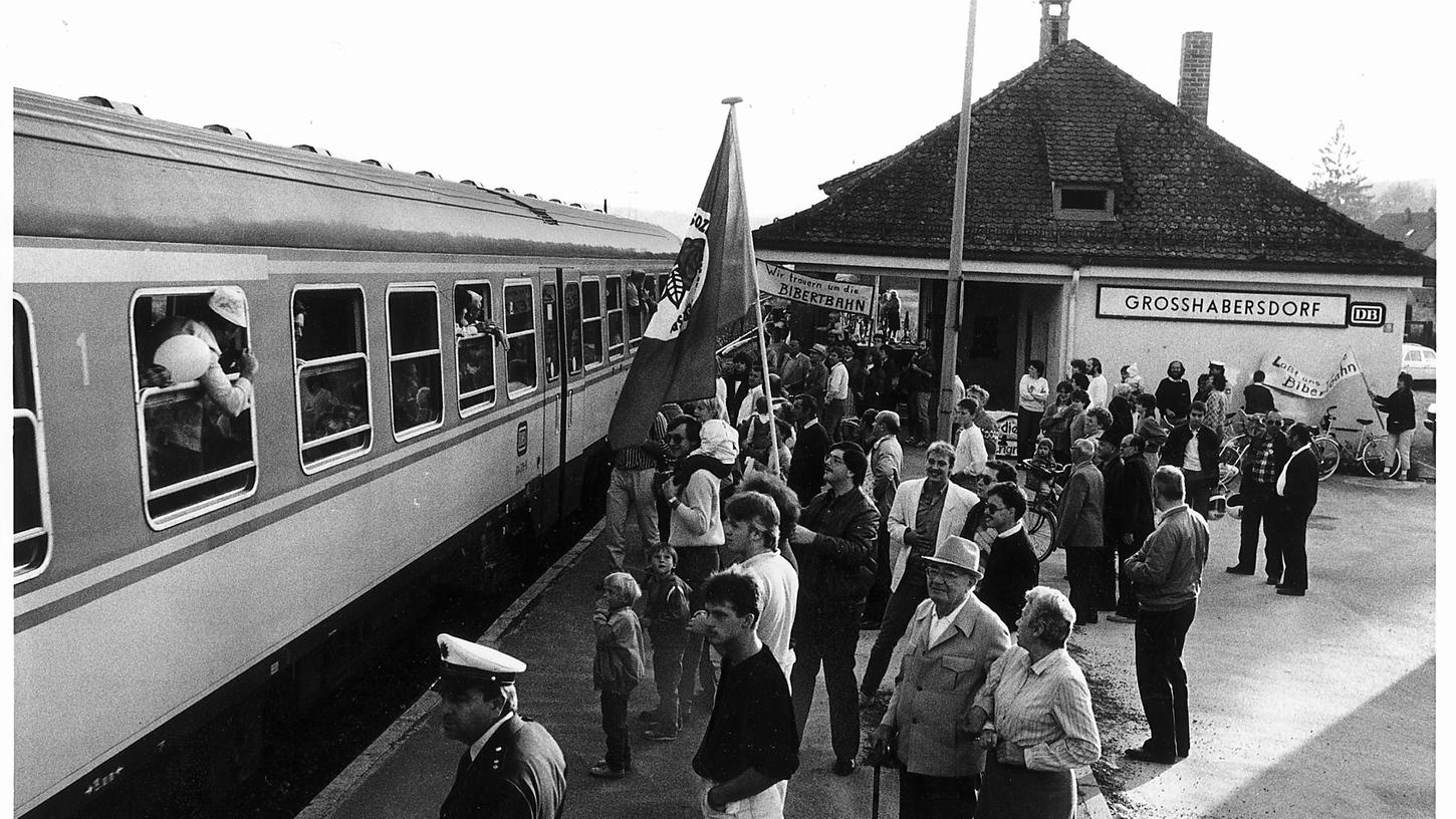 Die Bibertbahn hat ausgedient: Abschied in Großhabersdorf 1986. Die Bibertbahn hat ausgedient: Abschied in Großhabersdorf 1986.