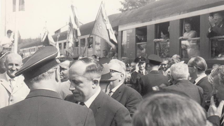 Viele der Festgäste reisten mit dem Zug, welchem sie Kosenamen wie Bibertbärbala gegeben hatten, zu der 50-Jahr-Feier an. Auch am Jubiläumstag fuhr die Bibertbahn die gewohnte, 19 Kilometer lange Strecke ins Biberttal nach Großhabersdorf.