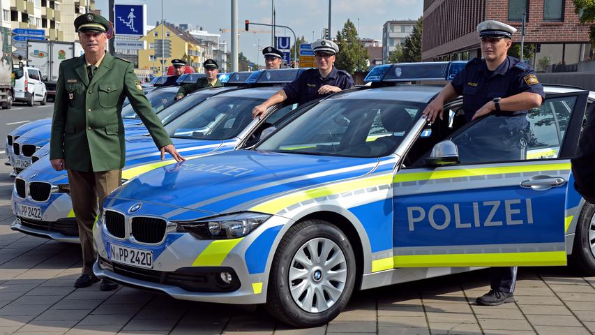 Im nächsten Jahr werde dann in Nürnberg nachgerüstet, erklärt Polizeipräsident Johann Rast (links).