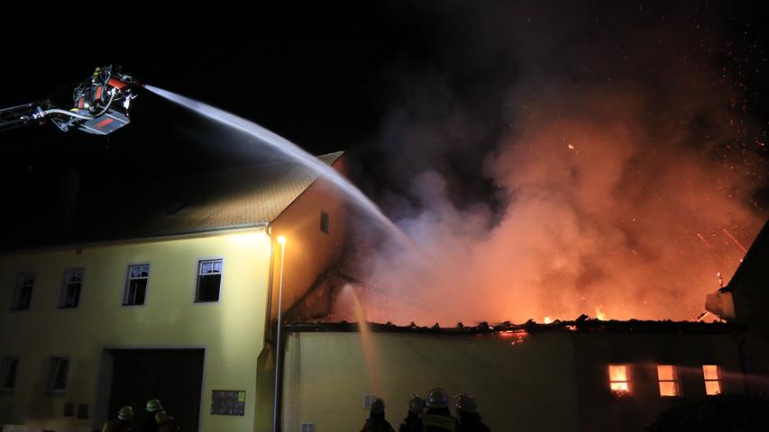 Scheune in Frensdorf brannte lichterloh
